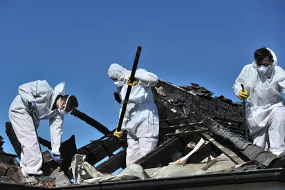Brandsanierung - Mitarbeiter bei der Dachsanierung nach Brandschaden