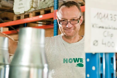 HOWE Mitarbeiter mit gereinigten Lüftungsbauteilen im Lager
