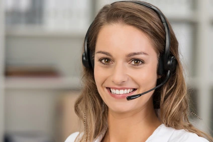 Kundenservice-Mitarbeiterin mit Headset